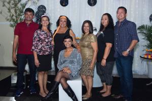 Foto dos sete filhos de Vitória e Francisco, pais de Eliceuda, a filha primogênita. Da esquerda para a direita, Givaldo França, Elizete França, Eliceuda, Elineuda França, Eliene França, Benedito França e sentada à frente Eliane França em uma festa da família.